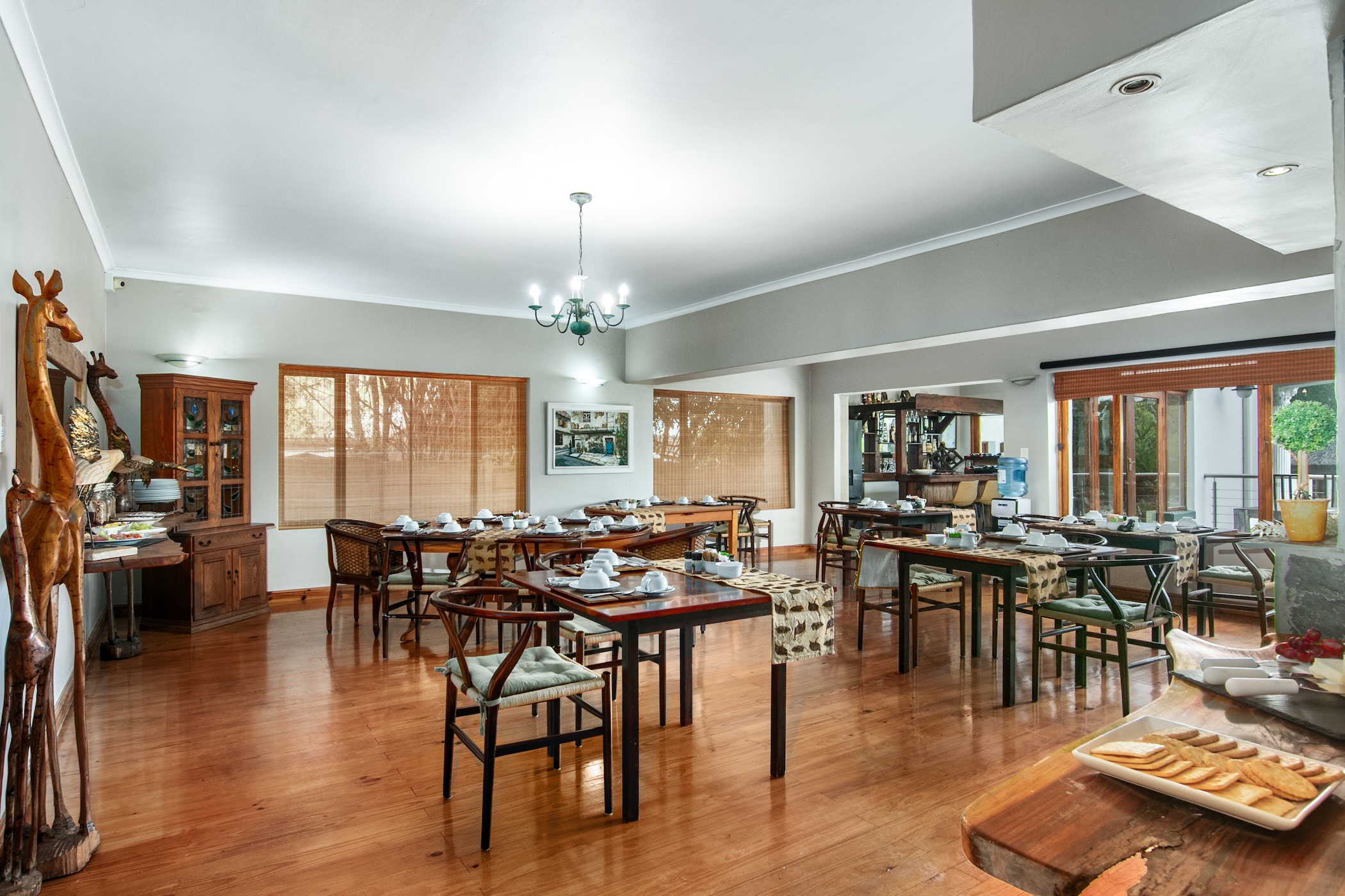 Breakfast room and bar