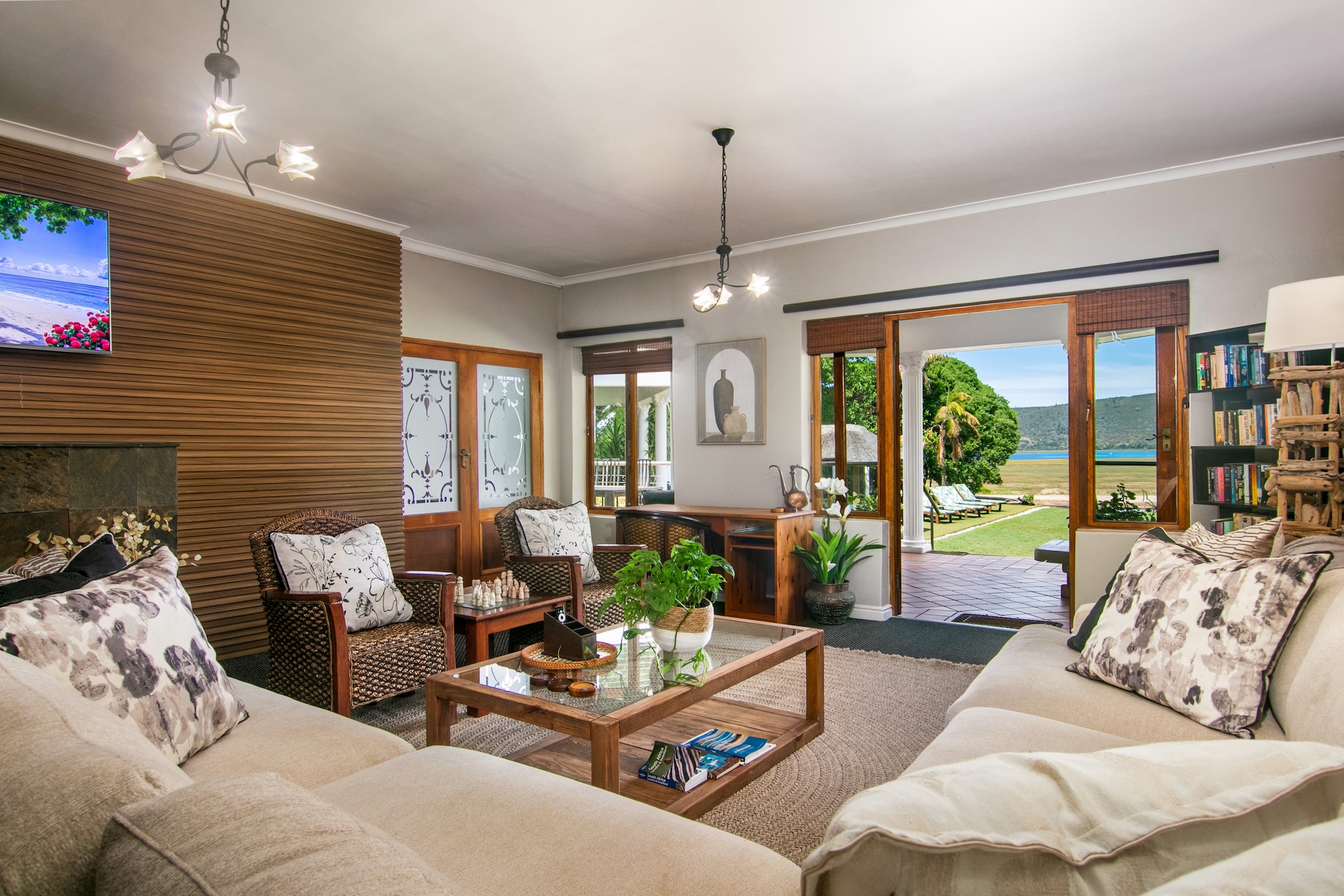 Waterfront Lodge guest lounge
